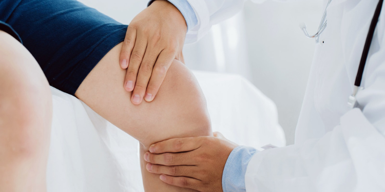 Apă la genunchi – manifestări clinice și tratament