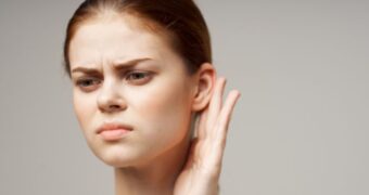 Ce poate cauza o umflătură după ureche și cum să o tratăm corect